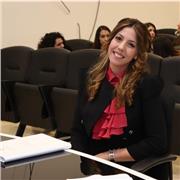 Laureata in giurisprudenza, impartisce lezioni di diritto ed accompagna nella preparazione degli esami